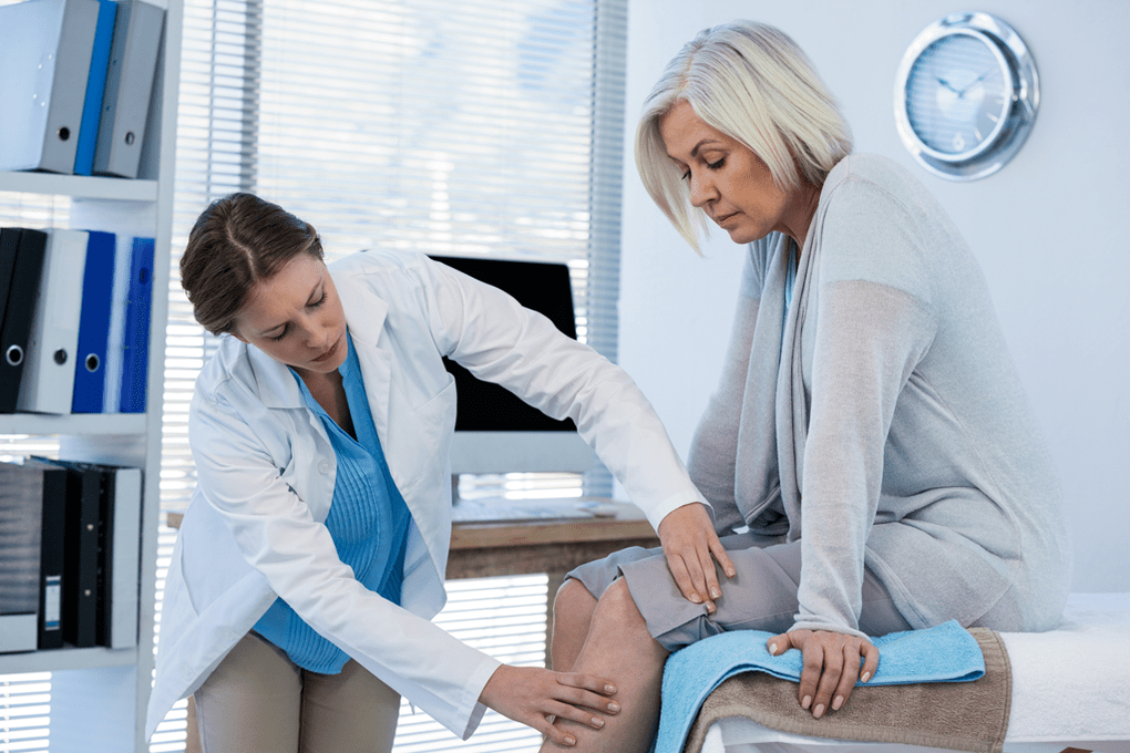 A patient with arthrosis who needs treatment is considered by a doctor